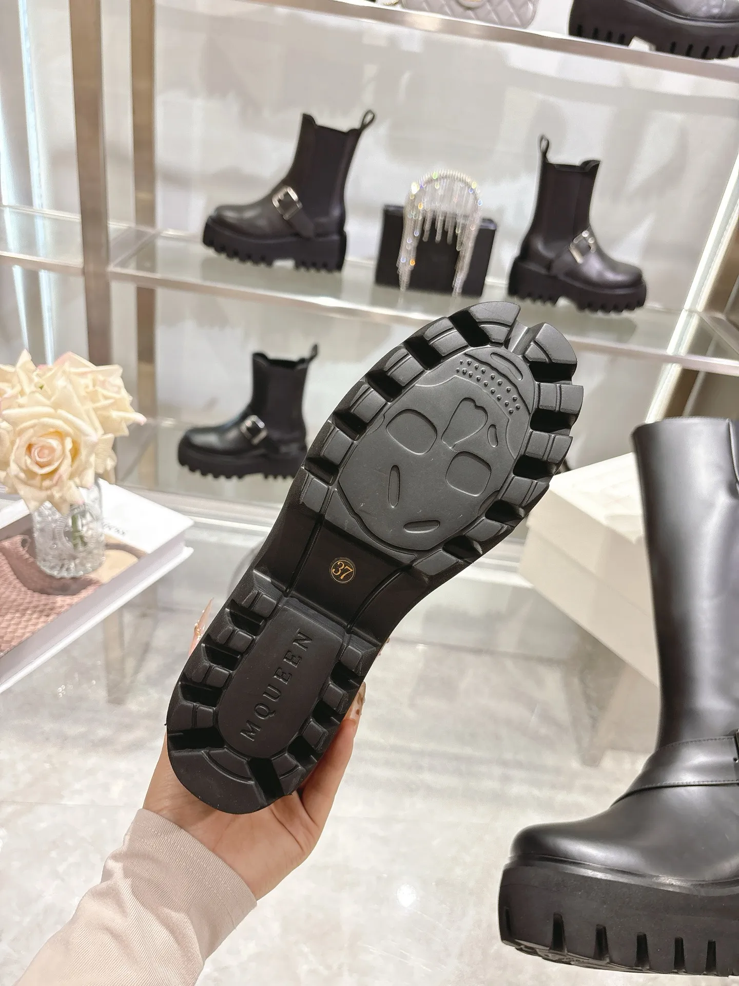 👟👟Ex-factory price 1000👟👟 The official website is synchronized with MCQUEEN/McQueen 2025 autumn and winter Sofa Chelsea boots. Silver metal buckle on the side of the shoe. Equipped with light flange and several layers of combined outsole. 6 cm thickness. Heel pull-on process. Black calfskin fabric. Women 35-40.